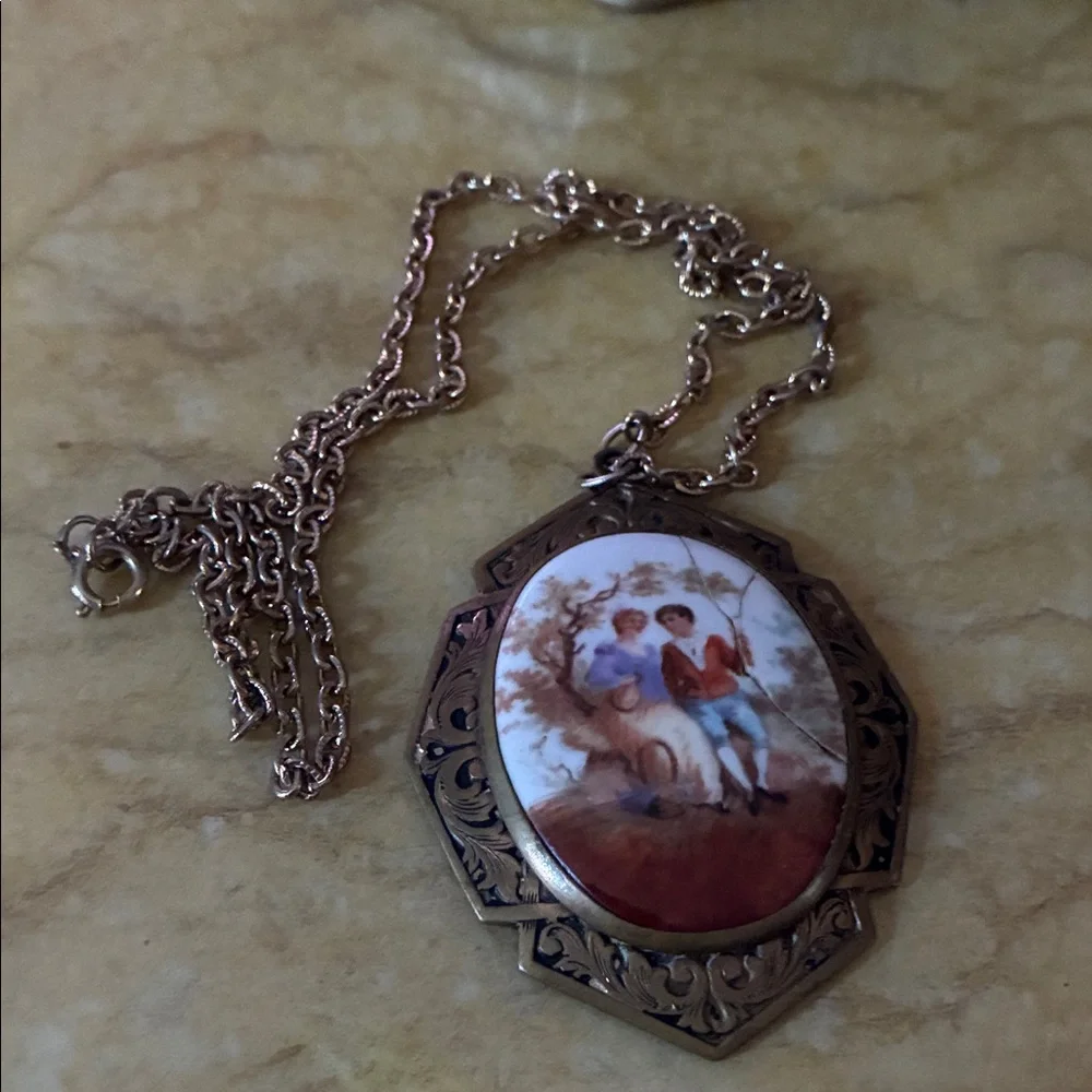Vintage Pendant with Painted porcelain cameo - Picture 4 of 5